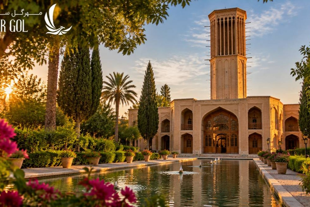 باغ دولت آباد یزد با بادگیر بلند عمارت هشتی و آب‌نمای باغ ایرانی