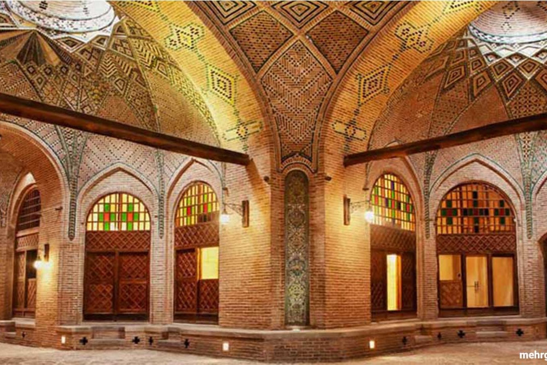 نمای داخلی و آجرکاری سقف سرای سعدالسلطنه قزوین