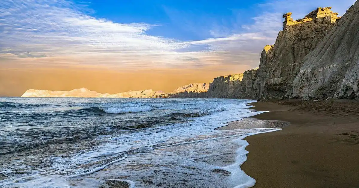 ساحل بکر جزیره لاوان با آب فیروزه‌ای و استراحت گردشگران روی ساحل؛ نمایی از طبیعت جنوب ایران